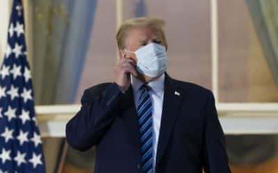 Trump opustil nemocnici a vrátil se do Bílého domu. Podle některých lékařů se chová nezodpovědně.