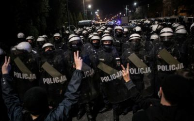 Tisíce Poláků protestovaly proti dalšímu omezování potratů, policie zatýkala.