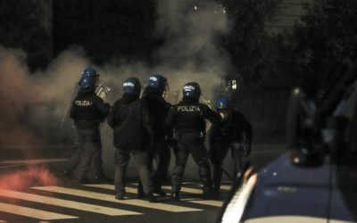 Itálie i Španělsko zpřísňují opatření. V Římě se odpůrci restrikcí střetli s policií.