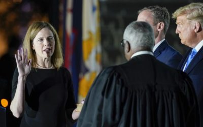 Konzervativní křesťanka Barrettová je členkou Nejvyššího soudu USA. Nominaci schválil Senát.