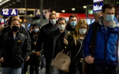 Německo i Belgie zpřísňují karanténní opatření, v Itálii a ve Španělsku se lidé bouří.