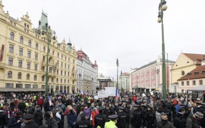 V Praze se sešli odpůrci opatření proti koronaviru. Protestovali na náměstí Republiky i Klárově.