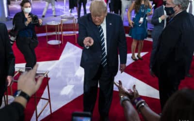 Trump v prezidentskej debate odsúdil belošský rasizmus.