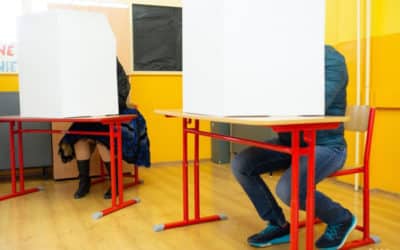 V Česku začali voľby tretiny Senátu a krajských zastupiteľstiev.