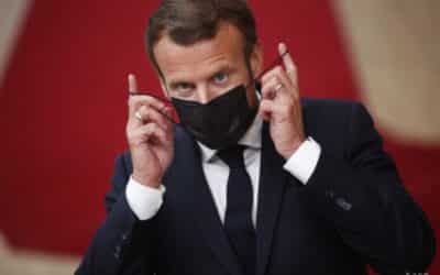 Macron nariadil v Paríži a ďalších 8 mestách nočný zákaz vychádzania.