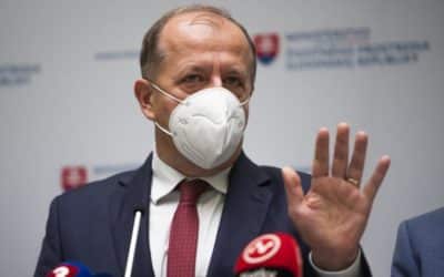 Slovensko stojí pred uzatvorením krajiny, ÚMS žiada jasné pokyny k celoplošnému testovaniu.