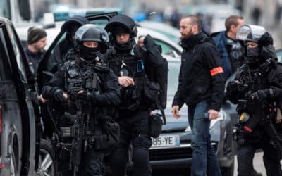 Krvavý atak neďaleko Paríža: Útočník sťal muža, podľa svedkov kričal Alláhu akbar.