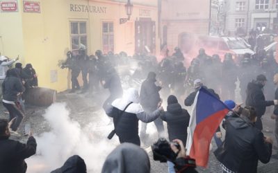 Protest se změnil v bitku, jsou zranění. Policie nasadila vodní děla a slzný plyn.