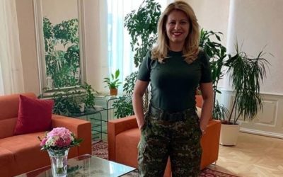 Armáda tajne pripravovala testovanie. Poza chrbát hlavnej veliteľky.