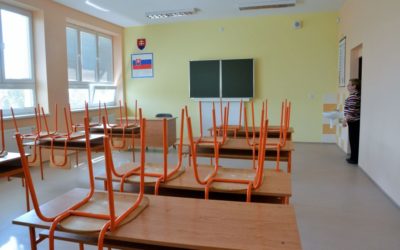 Pribudlo 1054 nakazených. Zatvárajú sa stredné školy.