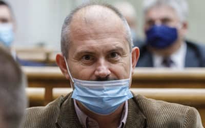 Kotleba koronavírusom vydesil poslancov, utekajú rýchlo na test.