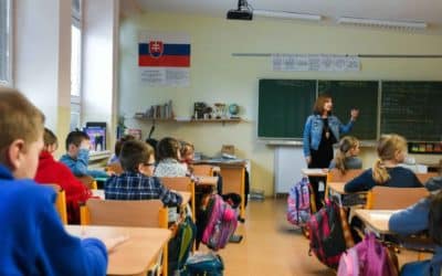 Viac ako štvrtina učiteľov považuje očkovanie za prípravu na čipovanie ľudí, ukázal prieskum.