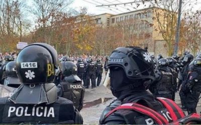 Opozícia okomentovala videá, na ktorých si mali sami policajti hádzať pred seba pyrotechniku. Polícia tento moment označila za hoax. 