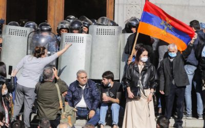 Arménský ministr zahraničí rezignoval. V Jerevanu se opět demonstruje.