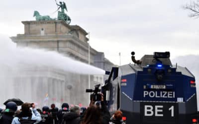 V Berlíne protestovali proti Merkelovej plánom na riešenie pandémie.