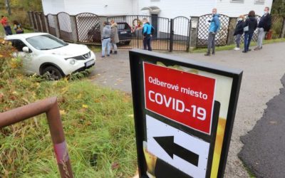 Na Slovensku v nedeľu pokračuje celoplošné testovanie na COVID-19.