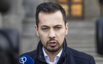 Šeliga bude od Mikulca žiadať vysvetlenie. Policajti vraj nezasiahli pri urážaní tvárí Novembra.