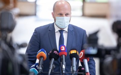 Naď by mal po výroku o protestujúcich opiciach a psychopatoch odstúpiť, myslí si Radičová.