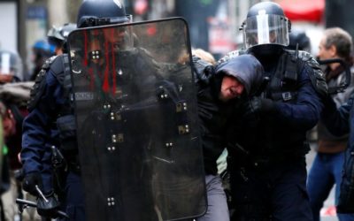 Vo Francúzsku to vrie. V Paríži skoro 50-tisícicová demonštrácia. Protestuje sa aj v iných mestách. Sporný návrh bezpečnostného zákona prepracujú.