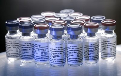 Vakcinológ Marek Petráš: Myslím, že keby nebola táto bizarná doba, vakcíny, ktoré k nám mieria by neboli povolené. Z klinického testovania vidíme neobvykle veľa nežiadúcich účinkov.