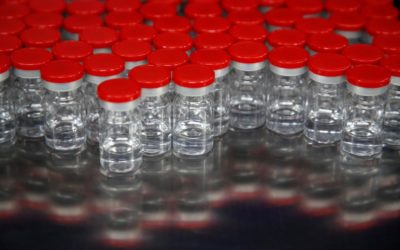 Británie začíná očkovat proti koronaviru, jako první země v západní Evropě.