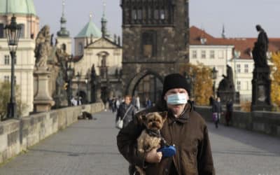 Česko od piatka sprísňuje opatrenia, opäť sa zavrú reštaurácie.