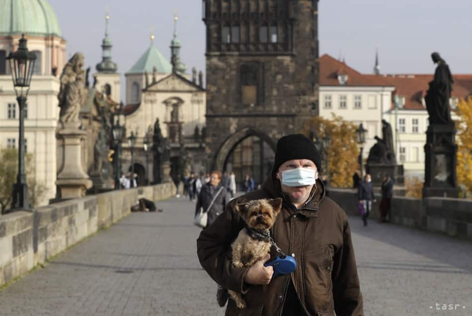 Česko od piatka sprísňuje opatrenia, opäť sa zavrú reštaurácie. 1