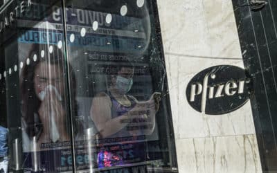 Británia schválila použitie vakcíny spoločností Pfizer a BioNtech