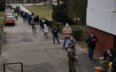 Polícia zverejnila fotky, ako prebieha plošné testovanie. Pomáhajú aj zdravotníci z Poľska. Raši ďakuje starostom, že napriek mnohým povinnostiam realizujú „Matovičovu obsesiu“.