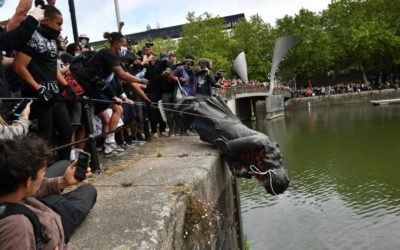 Britská vláda chce chránit pomníky před „vrtochy rozvášněných davů“. Chystá na to zákon.