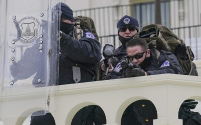 Násilnosti v americkém Kapitolu mají pátou oběť, zemřel policista.