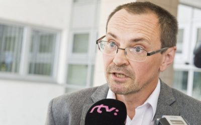 Prečo vláda nerieši spôsoby liečby Covidu-19? Mesík: „Je to masaker v priamom prenose“. Slovenskému lekárovi colnica zhabala účinný liek-
