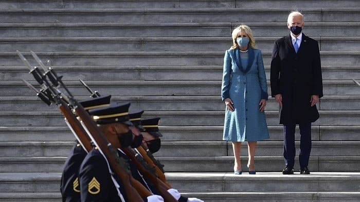 Biden hneď prvý deň nariadil nosenie rúšok. Rozhodol, že USA zotrvajú vo WHO. 1