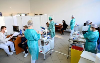 Pandemie ve světě: Slovenská vláda zamítla nákup ruské vakcíny, v Rakousku opět přibývá nakažených.