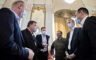 Odborníci navrhujú sprísniť opatrenia: povinné respirátory či zákaz do prírody mimo okresu.