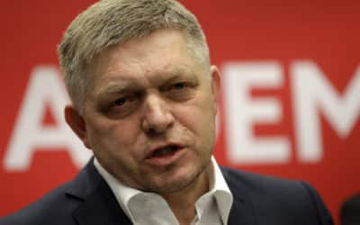 Vláda by verejnosti mala poskytnúť všetky informácie za aj proti očkovaniu, vraví Fico.