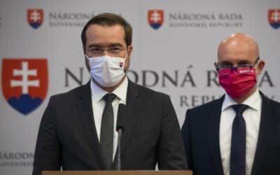 Vláda schválila otvorenie škôl, od pondelka nariadi povinnú prácu z domu. 