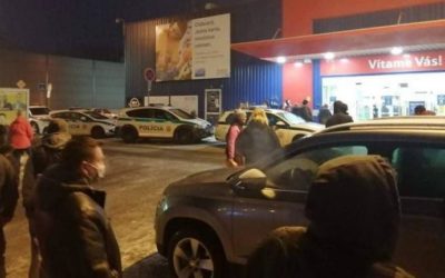 Nočná dráma v Kežmarku: Muž zabil svojich rodičov a v obchode držal rukojemnčíku. Polícia ho po niekoľkých hodinách zadržala.