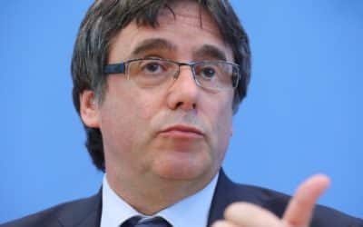 Europoslanci zbavili Puigdemonta imunity. Belgie tak bude moct rozhodnout o jeho vydání.