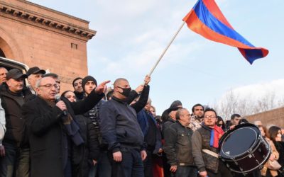 Arménští demonstranti vtrhli do vládní budovy, žádají odstoupení premiéra.