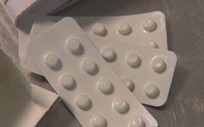 Doktoři dostanou lék, který by mohl pomáhat proti covidu-19. Chybí mu však registrace, jeho účinnost je nejasná.