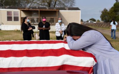 Pandemie ve světě: V USA zemřelo nejvíc lidí v historii. Rakušané plošně očkují okres kvůli mutaci.