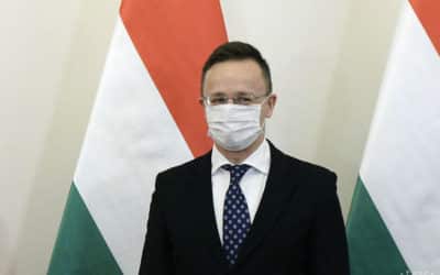 Szijjártó: Z Ruska smerujú do Maďarska kamióny s vakcínami.