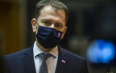 Premiér rokoval s poslancami Za ľudí, trvajú na jeho odstúpení.