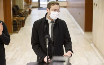 Krajčí tvrdí, že vedeli, že ak neprijmú tvrdšie opatrenia, budú umierať ľudia. Nakoniec ho nepodporili ani vlastní. Podľa Pellegriniho vláda za toto musí niesť nielen politickú, ale aj trestnoprávnu zodpovednosť.