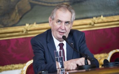 Zeman sa pustil do kritikov očkovania. Ľudia, ktorí odmietajú očkovanie, sú podľa neho ľahko dementní.