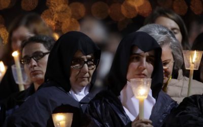 Katolíci si cez deň spomínajú na mŕtveho Krista, večer slávia veľkonočnú vigíliu.