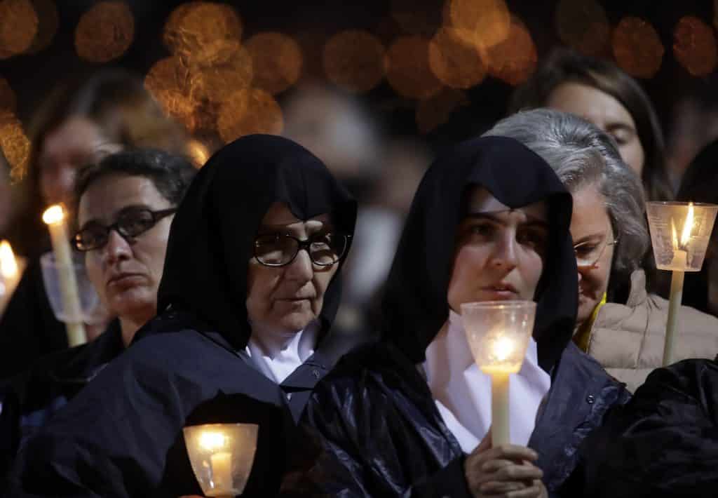 Katolíci si cez deň spomínajú na mŕtveho Krista, večer slávia veľkonočnú vigíliu. 1