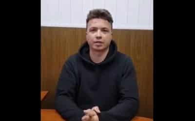 Bieloruská polícia zverejnila video s Protasevičom vo väznici.