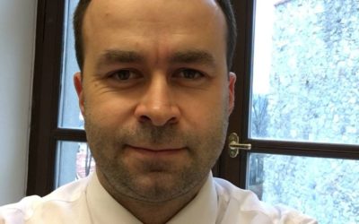 Poslanec Podmanický zverejnil screenshot SMS správ vyšetrovateľa s inštrukciami pre kajúcnika. Zareagoval aj na odporúčanie šéfa polície Kovaříka, aby politici nechali policajtov na pokoji.